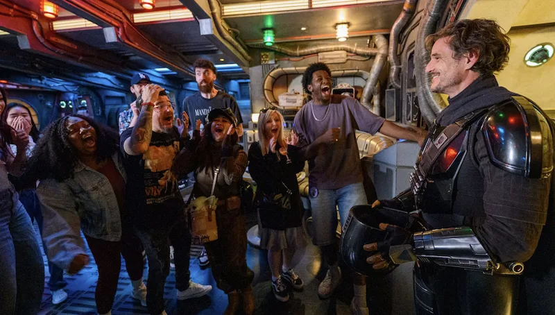 Nueva misión con el Mandalorian y Grogu en la atracción Millennium Falcon Smugglers Run en Disneyland Resort