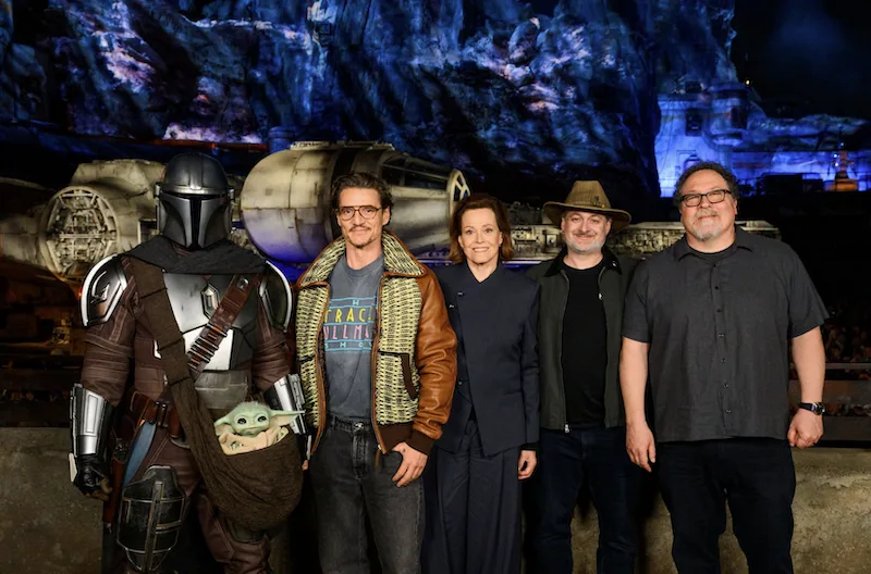 Pedro Pascal, Jan Favreau, Dave Filoni en Star Wars Galaxy's Edge con the Mandalorian y Grogu