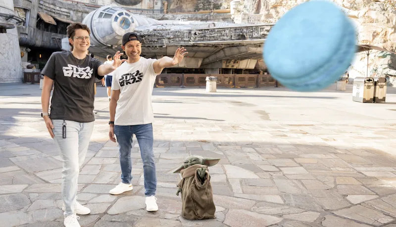 Magic Shot exclusivo de Disney PhotoPass con The Mandalorian y Grogu en Star Wars Galaxy's Edge.