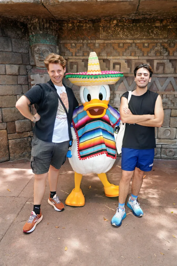 Matthias y Emiliano de iMAGGInation Travels con Donald Duck en Walt Disney World como Cast Members