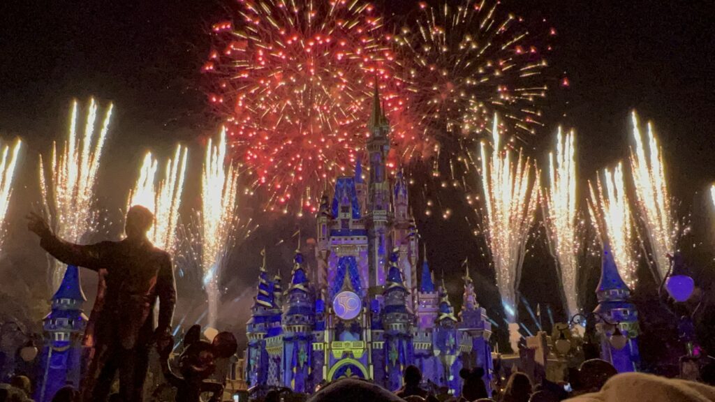 Familia frente al castillo de Cenicienta aprovechando ofertas de hoteles en Walt Disney World.