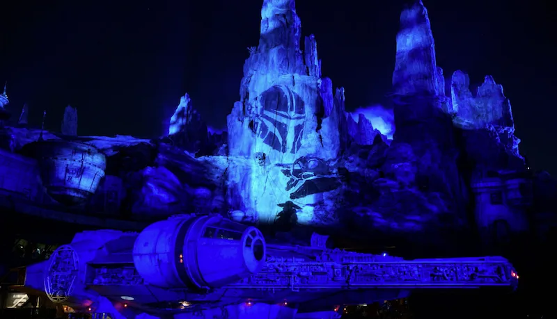Proyecciones nocturnas del espectáculo The Curious Child en el parque Disneyland de California.