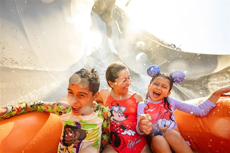 Encuentros con personajes en los parques acuáticos Typhoon Lagoon y Blizzard Beach en verano.
