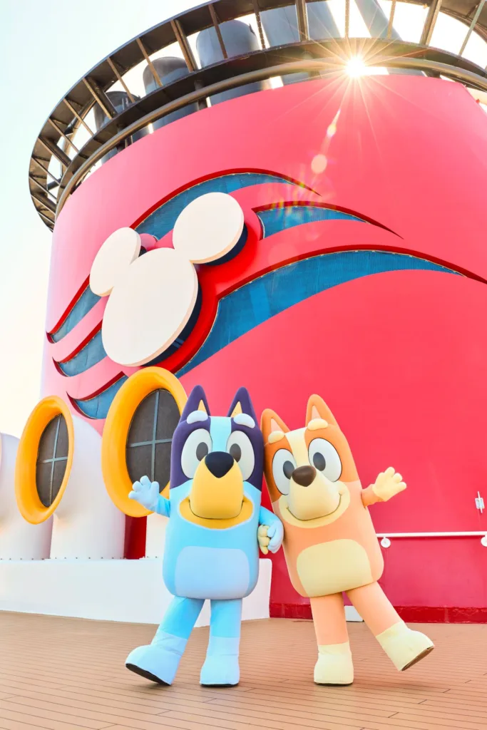 Familia disfrutando de la fiesta con Bluey y Bingo a bordo de Disney Cruise Line.
