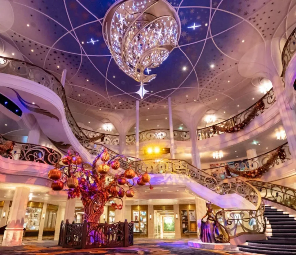 El espectacular Árbol de Calabazas brillando en el atrio durante un crucero de Halloween on the High Seas de Disney.