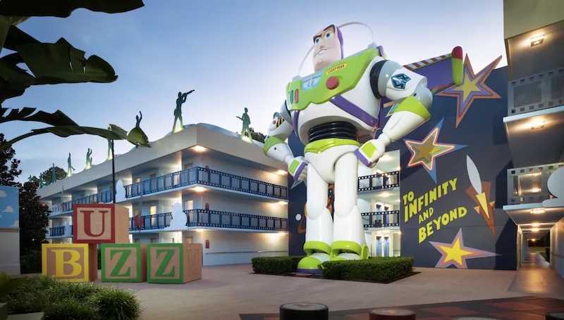 Agentes de viajes expertos de iMAGGInation Travels planeando unas vacaciones a Disney a All Star Movies von Buzz Lightyear sin estrés.