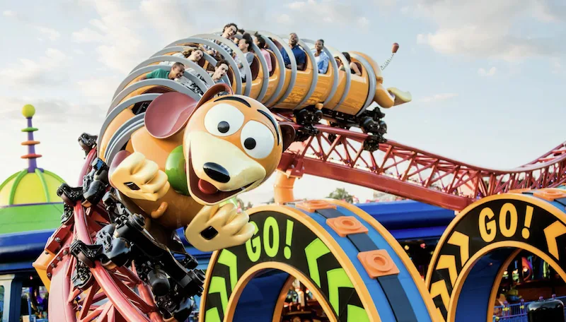 Familia divirtiéndose en la montaña rusa Slinky Dog Dash, una de las mejores atracciones de Toy Story en Disney World.