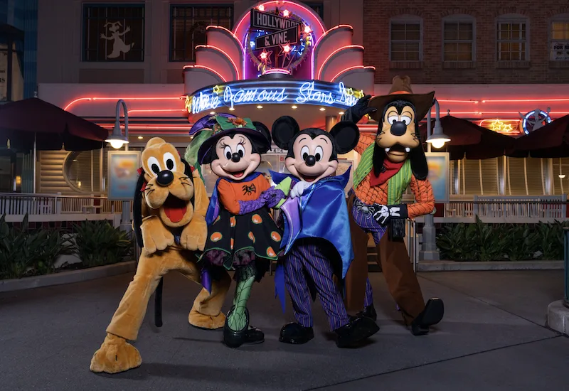 Minnie Mouse con su disfraz de Halloween en el restaurante Hollywood and Vine.